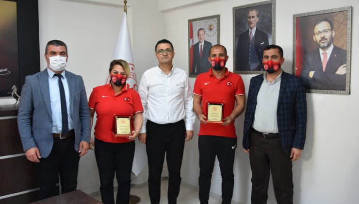 Başarılı antrenörlere plaket