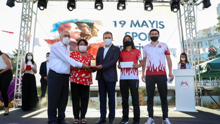 Başarılı sporcu ve antrenörlere 419 bin lira ödül