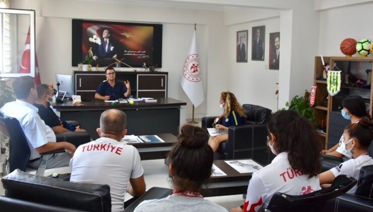 Demir, başarılı boksörleri kabul etti