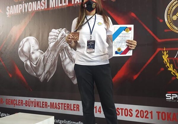 Bilek güreşçisi Selin milli takıma seçildi