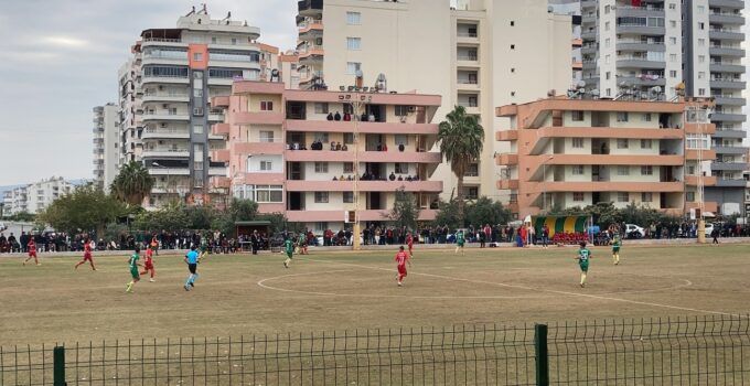 Amatör maçta balkonlar doldu taştı