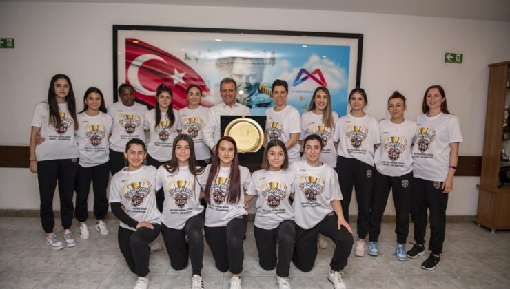 Kupa sevincini Başkan Seçer’le paylaştılar