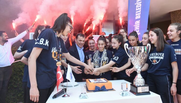 Başkan Özyiğit, şampiyon takımı karşıladı