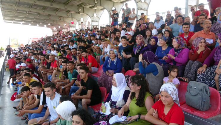 Futbol turnuvasında tribünleri kadınlar doldurdu