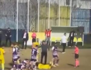 Kadın hakem itekledi, futbolcu defalarca yuvarlandı