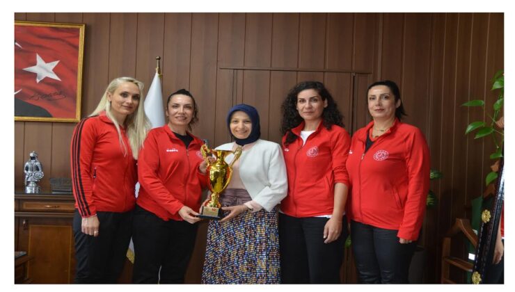 Sözlerini tuttular, kupayı Mersin’e getirdiler!